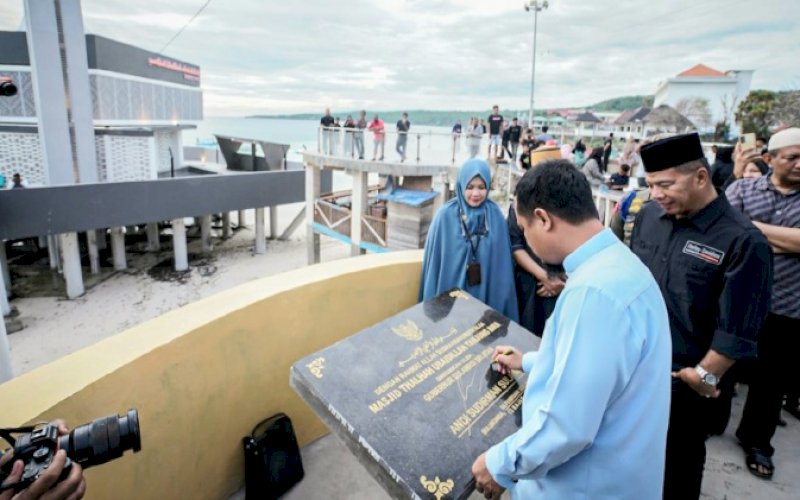 PERESMIAN. Gubernur Sulsel Andi Sudirman Sulaiman bersama Bupati Bulukumba Andi Muchtar Ali Yusuf serta Wakil Ketua Komisi V DPR RI Andi Iwan Darmawan Aras meresmikan masjid terapung yang berada di Kawasan Wisata Bira, Masjid Thalhah Ubaidillah, Sabtu (4/2/2023). foto: istimewa