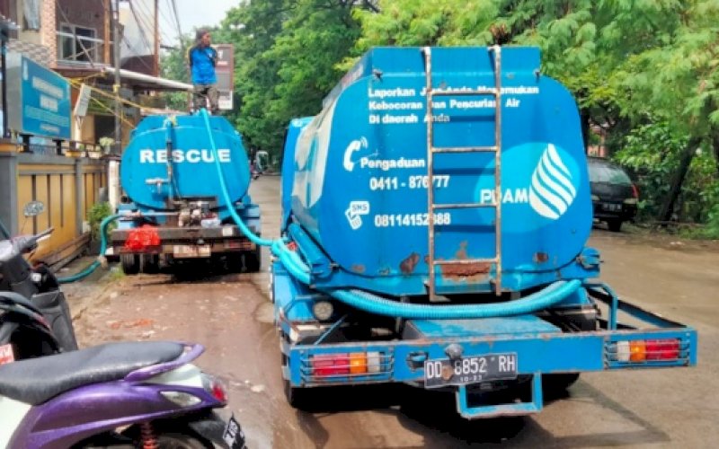 BANTUAN. Perumda Air Minum Kota Makassar mengirimkan armada mobil tangki setiap hari agar kebutuhan air bersih warga terdampak bencana banjir dapat terjamin. foto: istimewa