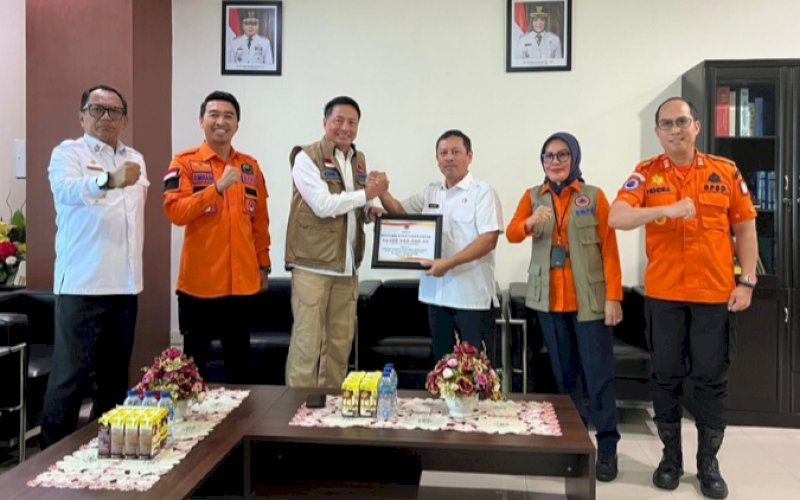 PENYERAHAN. BNPB menyerahkan bantuan kepada Pemkot Makassar diterima langsung Sekda Kota Makassar Muh Ansar di Balai Kota Makassar, Rabu (15/2/2023). foto: istimewa