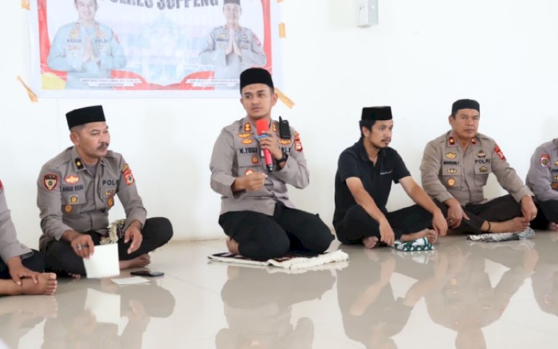 JUMAT CURHAT. Kapolres Soppeng Kapolres Soppeng, AKBP Muh Yusuf Usman, kembali melaksanakan Safari Jumat yang dirangkaikan Jumat Curhat di Masjid Baiturrahman Takalala, Kelurahan Tettikenrarae, Kecamatan Marioriwawo, Kabupaten Soppeng, Jumat (3/2/2023). foto: istimewa