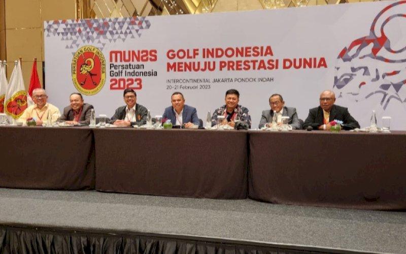 MUNAS PGI. Sekum Pengda PGI Sulsel, Suhardi (kedua kiri), didaulat mewakili klub golf dari Sulsel, saat Murdaya Poo menyampaikan LPJ Kepengurusan PB PGI Periode 2018-2023. foto: istimewa