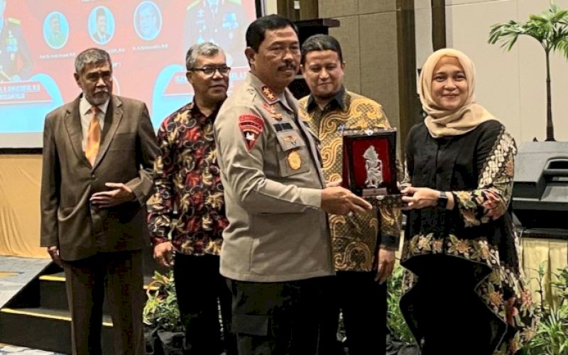 FGD. Kapolda Sulsel Irjen Pol Nana Sudjana, menyerahkan cenderamata kepada moderator dan pamateri Focus Group Discussion (FGD) bertema 'Membangun Demokrasi Menjelang Pelaksanaan Pemilu Serentak 2024' di Hotel Claro Makassar, Kamis (23/2/2023). foto: istimewa