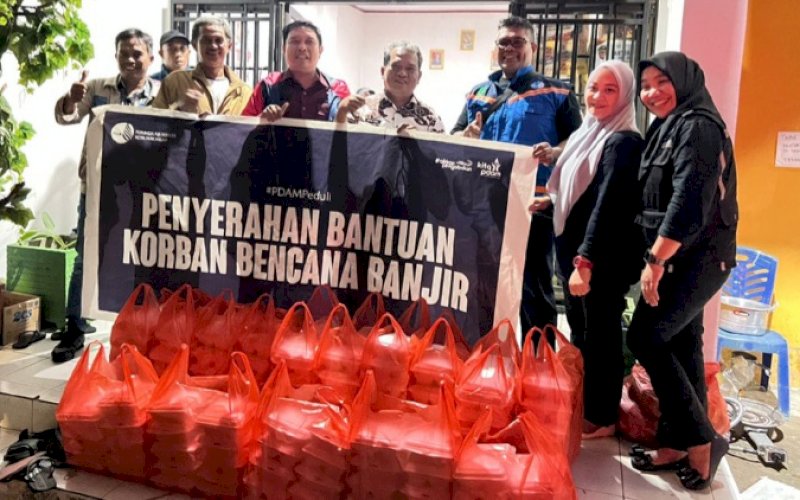 BANTUAN. Perwakilan Perumda Air Minum Kota Makassar menyerahkan bantuan untuk korban pengungsi banjir di Dapur Umum RPTC Dinas Sosial Kota Makassar, Jl Abdullah Daeng Sirua, Kota Makassar, Kamis (16/2/2023). foto: istimewa