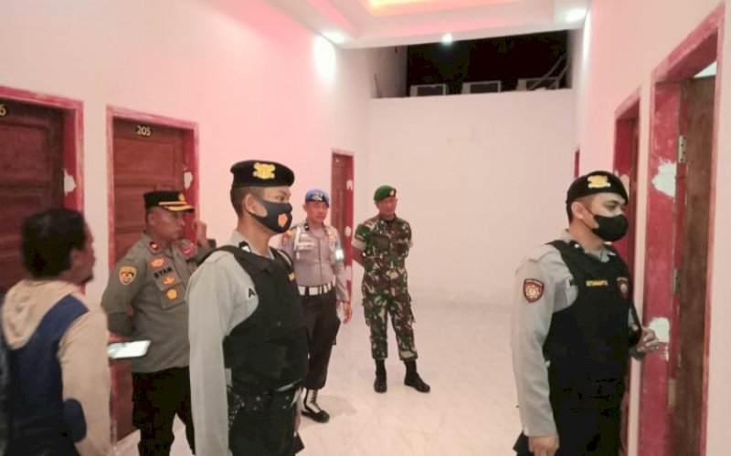 OPERASI KRYD. Polres Soppeng menggelar Operasi Kegiatan Rutin yang Diringkatkan (KRYD) dalam rangka menciptakan situasi Kamtibmas, Sabtu (11/2/2023) malam. foto: istimewa