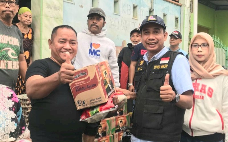 PEDULI. Ketua DPRD Kota Makassar, Rudianto Lallo, menyerahkan secara simbolis kepada warga terdampak banjir di Kelurahan Paccerakkang, Kecamatan Biringkanaya, Kota Makassar, Selasa (14/2/2023). foto: istimewa