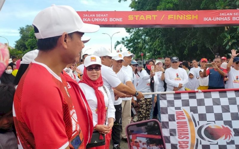 JALAN SEHAT. Ketua DPRD Kota Makassar yang juga sebagai Ketua IKA Unhas Kota Makassar, Rudianto Lallo (kiri), mengikuti jalan sehat yang digelar IKA Unhas Kabupaten Bone di Kabupaten Bone, Minggu (26/2/2023). foto: istimewa