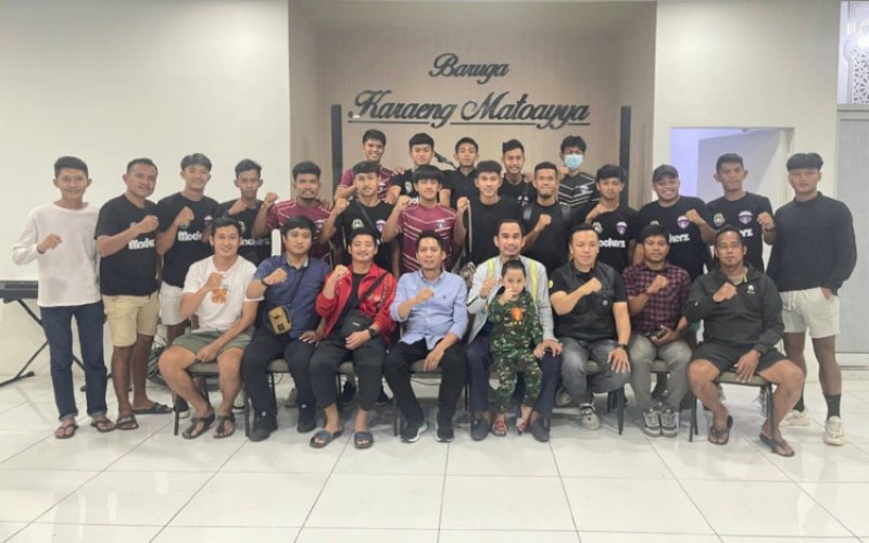 PELEPASAN. Ketua DPRD Kota Makassar, Rudianto Lallo, melepas pemain sepak bola dan official Makassar City FC di Rumah Jabatan Ketua DPRD, Kamis (23/3/2023). foto: istimewa