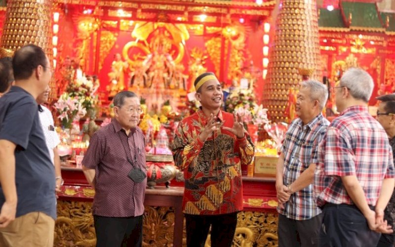 BINCANG. Ketua DPRD Kota Makassar, Rudianto Lallo, berbincang dengan pengurus Klenteng Xian Ma Makassar, Jumat (3/2/2023). foto: istimewa