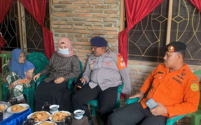 TIM SAR. Tim SAR Brimob Bone yang siaga 1x24 jam untuk mencari korban yang diduga tenggelam di perairan Sungai Desa Lappa, Kecamatan Bulupoddo, Kabupaten Sinjai, Sulsel, Rabu (8/2/2023) dini hari. foto: istimewa