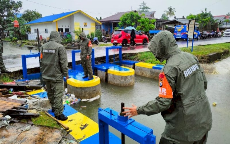 PEMANTAUAN. Tim SAR Batalyon C Pelopor patroli pemantauan daerah rawan banjir di sejumlah wilayah, Senin (13/2/2023). foto: istimewa