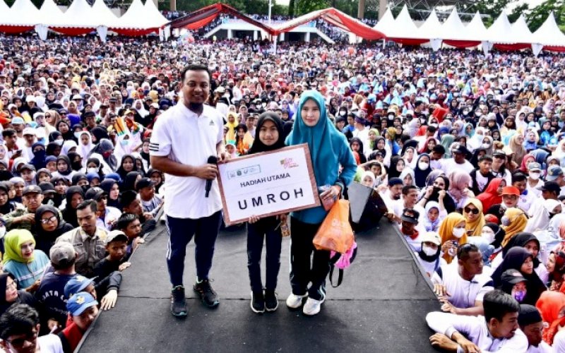 HADIAH. Gubernur Sulsel, Andi Sudirman Sulaiman, menyerahkan hadiah umrah kepada peraihnya hadiah umrah kepada Azizah Regina dengan nomor 43285, yang merupakan pelajar SMPN 2 Mappakasunggu Takalar di Lapangan H Makkatang Dg Sibali, Takalar, Sabtu (11/2/2023). foto: istimewa