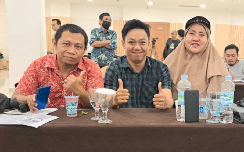 PJI SULSEL. Syafril Rahmat (tengah) terpilih sebagai Ketua Pengda PJI Sulsel masa jabatan 2023-2028 bersama Ketua Pengda PJI Sulsel periode 2016-2021 Abdullah Rattingan dan Bendahara PJI Sulsel 2016-2021 Andi Amriani pada Konferda IV 2023 di Mahoni 1 Hall, Hotel Claro Makassar, Sabtu (11/2/2023). foto: istimewa