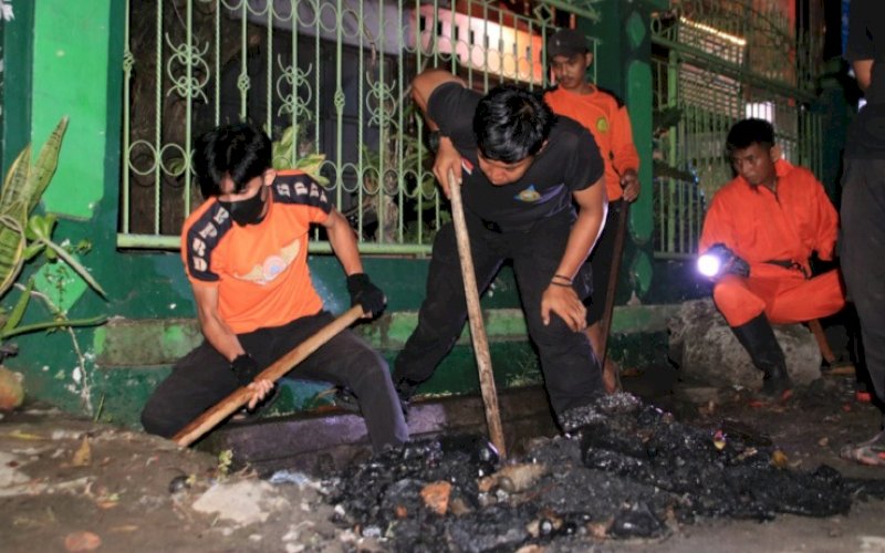 BERSIHKAN DRAINASE. Tim Kendali Banjir Kabupaten Bulukumba kembali melaksanakan kegiatan membersihkan beberapa titik drainase yang ada dalam wilayah kota Kabupaten Bulukumba, Rabu (15/2/2023) malam. foto: istimewa