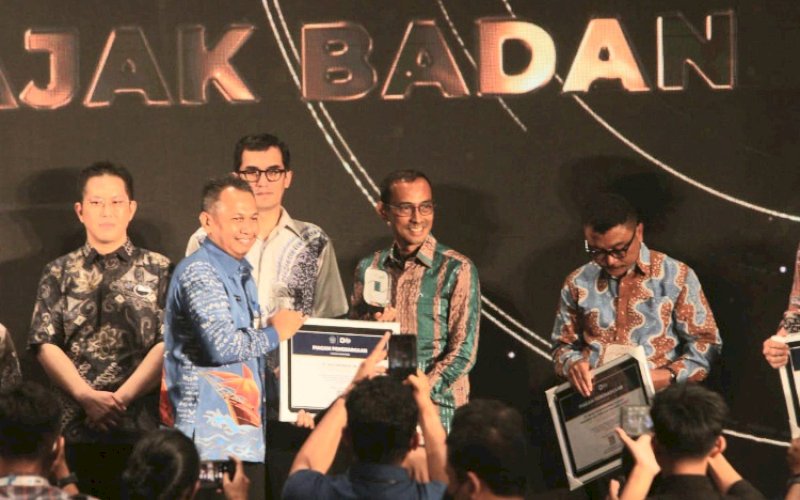 PENGHARGAAN. Vice President Director PT Vale Indonesia, Adriansyah Chaniago, menerima penghargaan Kanwil DJP Sulselbartra pada gelaran Gala Dinner with Tax Payer di Hotel Claro Makassar, Rabu (8/2/2023) malam. foto: istimewa