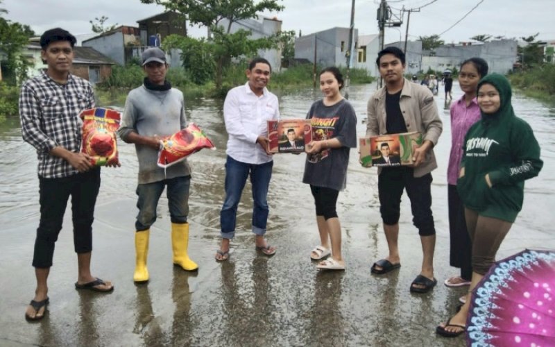 YARI PEDULI. Ketua YARI, Sukarno Lallo (tengah), bersama rombongan menyerahkan bantuan kepada korban banjir di Kelurahan Katimbang, Kecamatan Biringkanaya dan di BTP Blok AF tepatnya samping Sentral BTP, Kecamatan Tamalanrea, Kota Makassar, Rabu (15/2/2023). foto: istimewa