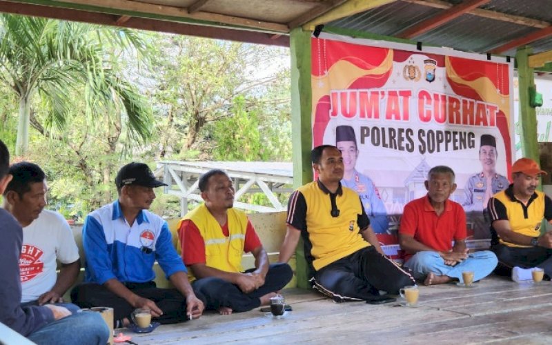 JUMAT CURHAT. Kapolres Soppeng, AKBP Muh Yusuf Usman, melaksanakan Jumat Curhat dengan bertatap muka bersama Komunitas Ojek Pangkalan Bila, Jl Pemuda, Kelurahan Botto, Kecamatan Lalabata, Kabupaten Soppeng, Jumat (17/2/2023). foto: istimewa