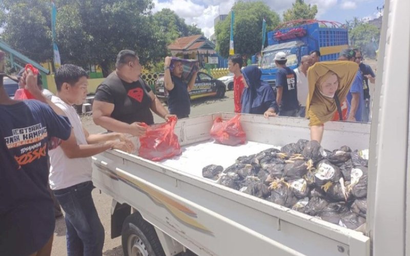 BERBAGI. Andi Palalloi Tabrang (APT), relawan, dan Pengurus DPD Nasdem Soppeng, berbagi ayam potong ke sejumlah warga di Kabupaten Soppeng, Rabu (22/3/2023). foto: istimewa
