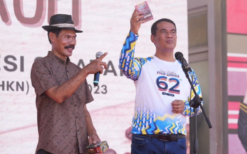 HARI KOPI. Mantan Menteri Pertanian dan juga Ketua Umum IKA Unhas, Andi Amran Sulaiman (kanan), pada peringatan Hari Kopi Nasional 2023, bertajuk 'Seruput Kopi Bersama Gubernur Sulawesi Selatan' di Pelataran Lakipadada, Rumah Jabatan Gubernur Sulsel, Jl Sungai Tangka, Kota Makassar, Sabtu (11/3/2023). foto: istimewa