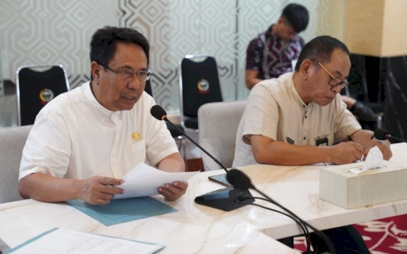 RAPAT. Pj Sekda Provinsi Sulsel, Andi Aslam Patonangi, memimpin rapat rencana kedatangan Presiden RI Joko Widodo ke Sulsel di Toraja Room, Kantor Gubernur, Jumat (24/3/2023). foto: istimewa