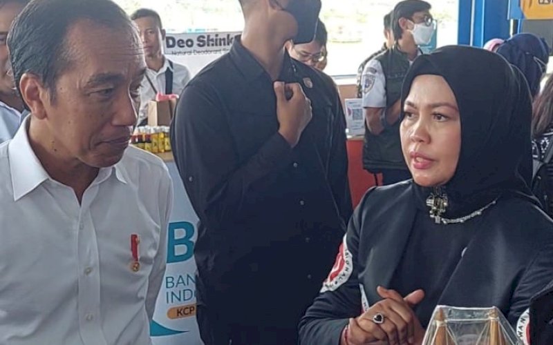BERI PENJELASAN. Ketua Dekranasda Bulukumba Andi Herfida Attas memberikan penjelasan kepada Presiden Republik Indonesia (RI) Joko Widodo (Jokowi) saat meninjau stan pameran UMKM dari beberapa daerah, termasuk Kabupaten Bulukumba, Rabu (29/3/2023). foto: istimewa