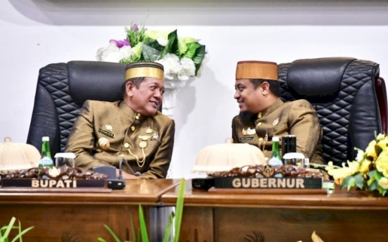 HUT SOPPENG. Gubernur Sulsel Andi Sudirman Sulaiman berbincang dengan Bupati Soppeng Andi Kaswadi Razak saat menghadiri Rapat Paripurna 762 Tahun Kabupaten Soppeng di Kantor DPRD Soppeng, Selasa (21/3/2023). foto: istimewa