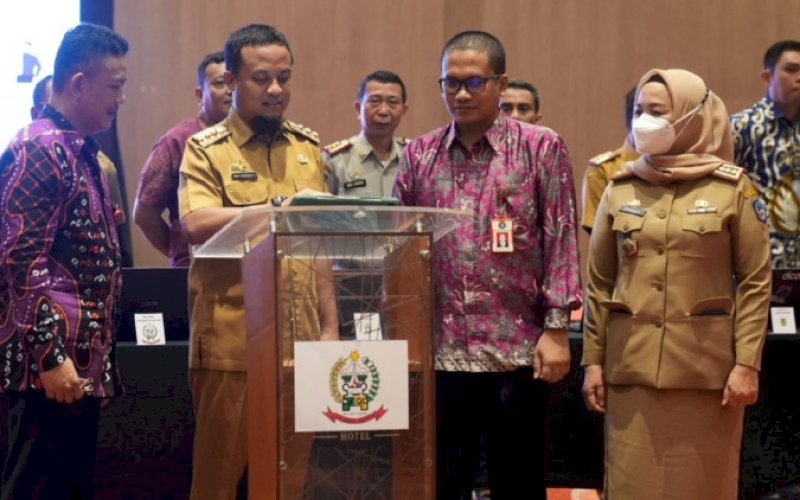 KERJA SAMA. Gubernur Sulsel, Andi Sudirman Sulaiman, melakukan Penandatanganan Perpanjangan Perjanjian Kerja Sama tentang Pemanfaatan Tanda Tangan Elektronik antara Badan Siber dan Sandi Negara (BSSN) dengan Pemprov Sulsel dan 24 Pemerintah Kabupaten/Kota di Hotel Gammara, Makassar, Selasa (7/3/2023). foto: istimewa