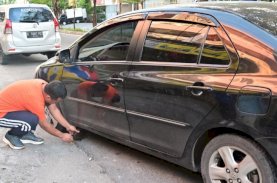 Jalan Pagi, Gubernur Sulsel Bantu Seorang Ibu Perbaiki Mobil