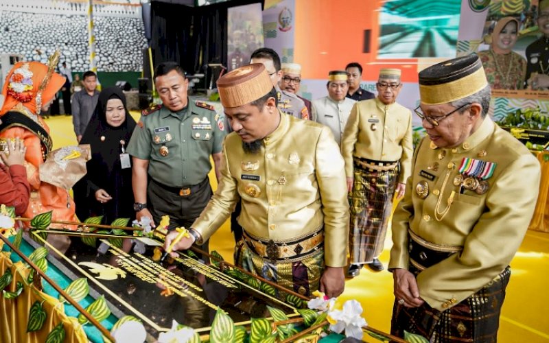 PERESMIAN. Gubernur Sulsel, Andi Sudirman Sulaiman, meresmikan pembangunan jembatan kembar yang berlokasi di Kecamatan Bacukiki Barat, Kota Parepare dalam acara 63 Tahun Kota Parepare di Lapangan Tenis Rujab Wali Kota Parepare, Senin (20/3/2023). foto: istimewa