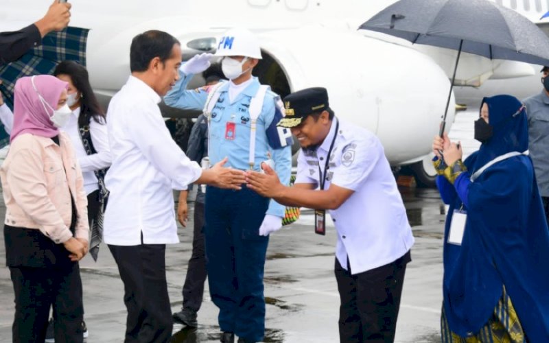 SAMBUTAN. Gubernur Sulsel Andi Sudirman Sulaiman didampingi Ketua TP PKK Sulsel Naoemi Octarina menjemput kunjungan Presiden RI Joko Widodo bersama Ibu Negara Iriana Joko Widodo di Bandara Lama Sultan Hasanuddin, Mandai, Maros, Rabu (29/3/2023). foto: istimewa