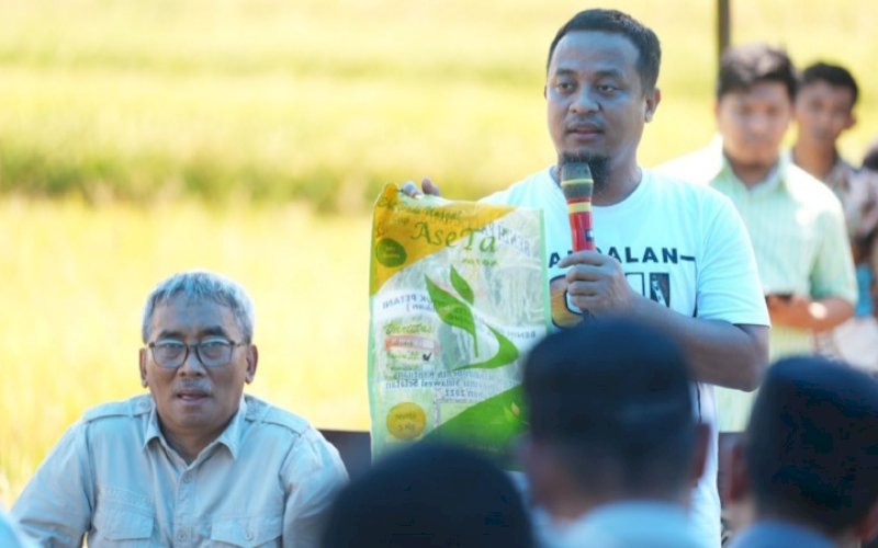 PANEN. Gubernur Sulsel, Andi Sudirman Sulaiman melakukan panen padi melalui benih program Mandiri Benih di Desa Palakka, Kecamatan Kahu, Kabupaten Bone, Kamis (9/3/2023). foto: istimewa