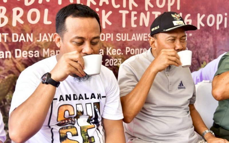 SERUPUT KOPI. Gubernur Sulsel, Andi Sudirman Sulaiman, menyeruput kopi dalam kegiatan &lsquo;Seruput Kopi 1.000 Gelas&rsquo; di Lapangan Desa Mappesangka, Kecamatan Ponre, Kabupaten Bone, Kamis (9/3/2023). foto: istimewa