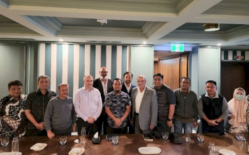 PERTEMUAN. Gubernur Sulsel, Andi Sudirman Sulaiman, memaparkan sejumlah potensi Sumber Daya Alam (SDA) yang dimiliki Sulsel di Australia, saat melakukan pertemuan dengan I2I Development Global di Melbourne, Australia, Senin (13/3/2023). foto: istimewa