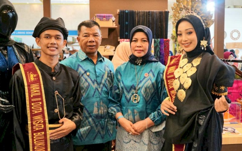INACRAFT. Dua Duta Wisata Kabupaten Bulukumba Andi Fujiama dan Patriot Irvana Ady bersama Bupati Bulukumba Andi Muchtar Ali Yusuf dan istri Andi Herfida Attas pada pagelaran Inacraft di Jakarta Convention Center, Rabu (1/3/2023). foto: istimewa