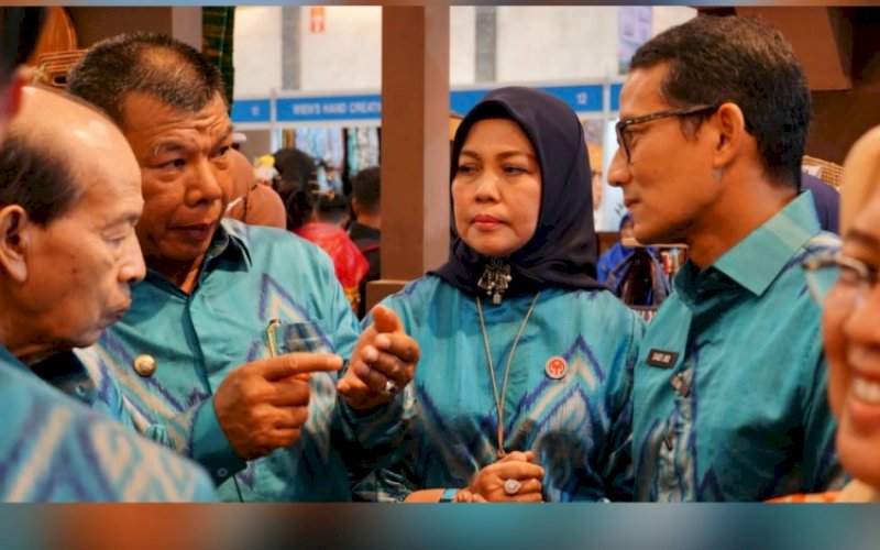 INACRAFT. Bupati Bulukumba Andi Muchtar Ali Yusuf dan istri Andi Herfida Attas tampak hadir mendampingi Menteri Sandiaga Uno saat kunjungan di stan Bulukumba pada pagelaran Inacraft di Jakarta Convention Center, Rabu (1/3/2023). foto: istimewa