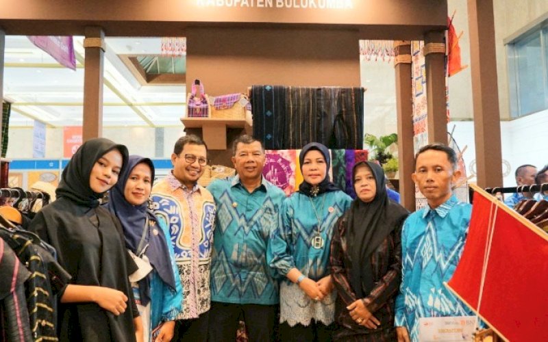 INACRAFT. Para perajin asal Kabupaten Bululumba bersama Bupati Bulukumba Andi Muchtar Ali Yusuf dan istri Andi Herfida Attas pada pagelaran Inacraft di Jakarta Convention Center, Rabu (1/3/2023). foto: istimewa