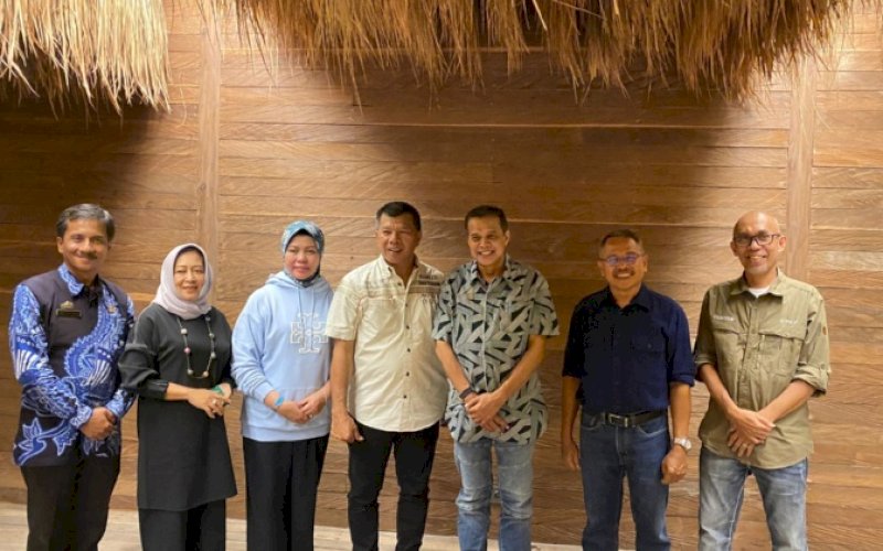 PERTEMUAN. Presiden Direktur (Presdir) Maktour Bangun Persada Fuad Hasan Masyhur bertemu Bupati Bulukumba Muchtar Ali Yusuf di Paduppa Resort Tanjung Bira, Kabupaten Bulukumba, Kamis (9/3/2023). foto: istimewa