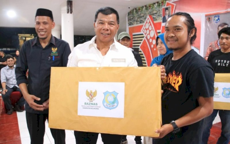 HADIAH. Bupati Bulukumba, Andi Muchtar Ali Yusuf, menyerahkan hadiah doorprize kepada petugas kebersihan di sela-sela makan malam bersama di Rumah Jabatan (Rujab) Bupati Bulukumba, Selasa (7/3/2023). foto: istimewa
