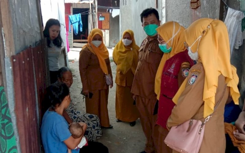 PEDULI. Lurah Balang Baru bersama Kepala Puskesmas Tamalate turun langsung menemui keluarga bayi berumur delapan bulan yang mengalami gizi buruk di Jl Balang Baru, Balang Baru, Kecamatan Tamalate, Kota Makassar, Selasa (28/3/2023). foto: istimewa