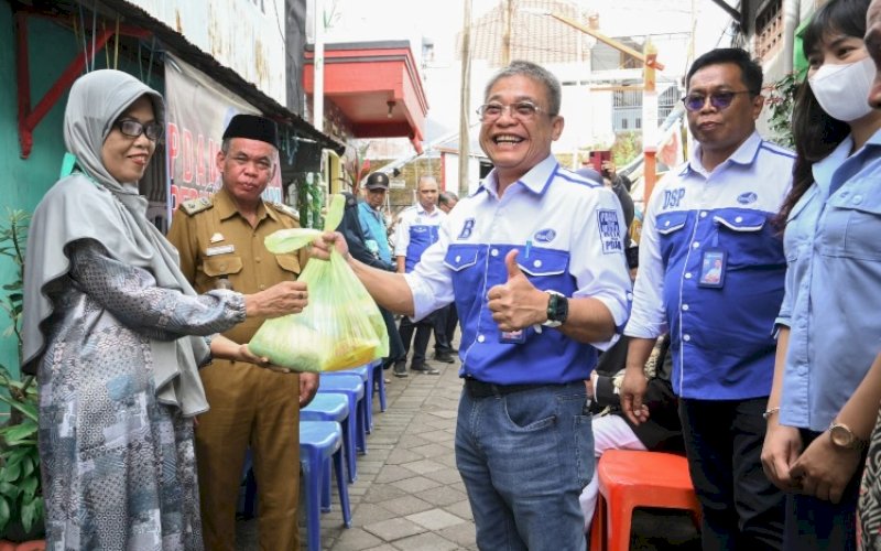 PDAM EDULI. Direktur Utama Perumda Air Minum Kota Makassar, Beni Iskandar, menyerahkan bantuan sembako kepada warga kurang mampu melalui program #PDAMPeduli bertajuk Alirkan Kebaikan, Kamis (28/3/2023). foto: istimewa