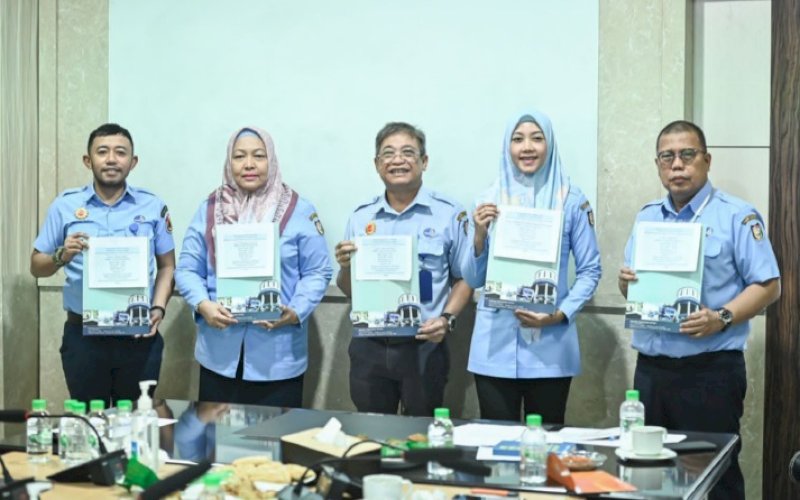 KINERJA. Direktur Utama Perumda Air Minum Kota Makassar, Beni Iskandar (tengah), bersama direksi Perumda Air Minum Kota Makassar lainnya memperlihatkan catatan prestasi dan kinerja positif dalam satu tahun terakhir ini, Selasa (14/3/2023). foto: istimewa