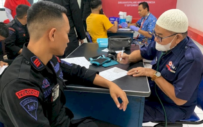 DONOR DARAH. Personel Brimob Bone mengikuti aksi donor darah di Unit Transfusi Darah (UTD), Kabupaten Bone, Senin (20/3/2023). foto: istimewa