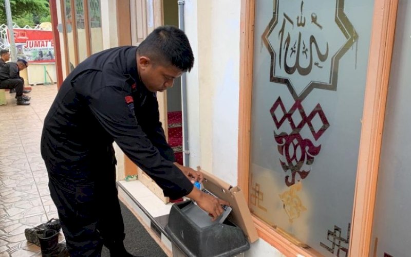 MEMBERSIHKAN. Personel Batalyon C Pelopor Satbrimob Polda Sulsel membersihkan di Masjid Al Ikhlas, Lingkungan Ponceng, Kelurahan Ta, Kabupaten Bone, dalam rangka Jumat Pagi Bersih Lingkungan (Jumpa Berlian), Jumat (24/3/2023). foto: istimewa