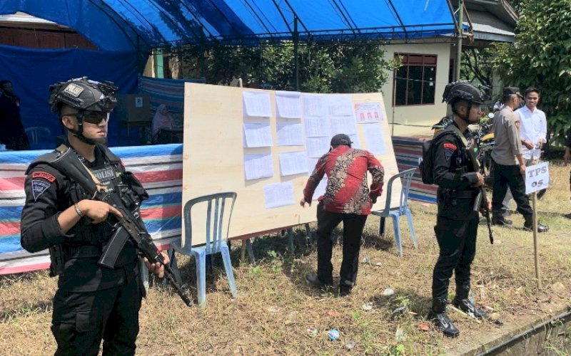 PENGAMANAN. Personel Batalyon C Pelopor diterjunkan untuk melaksanakan pengamanan pilkades serentak tahap kedua di Kabupaten Sinjai, Kamis (9/3/2023). foto: istimewa