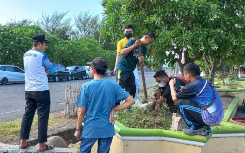 TANAM POHON. Peserta Pelatihan Dasar CPNS formasi 2021 Kabupaten Bulukumba melaksanakan kegiatan penanaman pohon di sekitar Masjid Islamic Center Dato Tiro (ICDT) Bulukumba, Jumat (17/3/2023). foto: istimewa