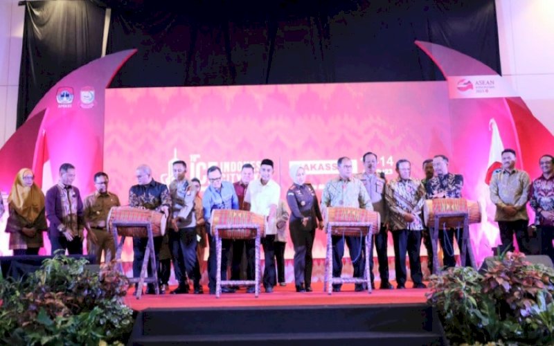 LAUNCHING. Wali Kota Makassar Moh Ramdhan Pomanto bersama dengan Ketua APEKSI Bima Arya melakukan launching Indonesia City Expo XIX 2023 di Hotel Claro Makassar, Selasa (28/3/2023). foto: istimewa