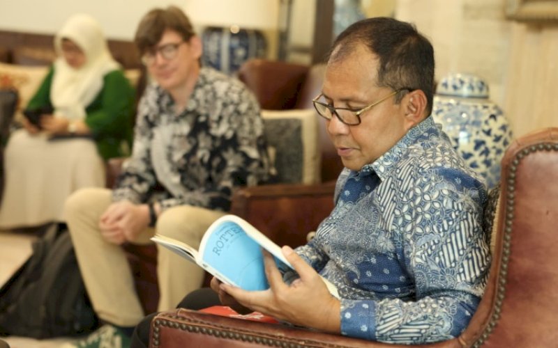 BACA BUKU. Wali Kota Makassar Moh Ramdhan Pomanto membaca buku berjudul Ma Voisine Est Indon&eacute;sienne atau Tetanggaku Orang Indonesia saat menerima kunjungan Emmannuel Lemaire di kediaman pribadinya Jl Amirullah, Kota Makassar, Senin (13/3/2023). foto: istimewa