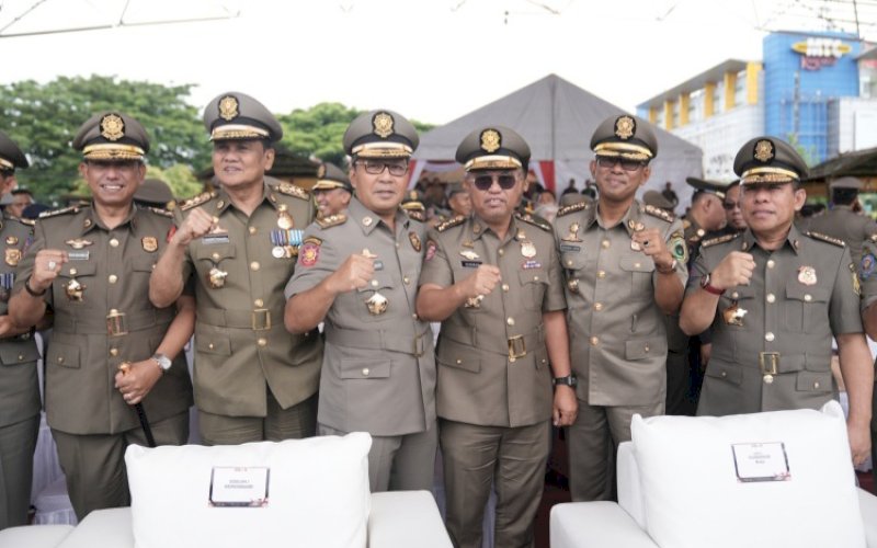 HUT. Wali Kota Makassar, Moh Ramdhan Pomanto (ketiga kiri), menghadiri upacara HUT Satpol PP Ke-73 dan Satlinmas Ke-61 di Lapangan Karebosi Makassar, Jumat (3/3/2023). foto: istimewa