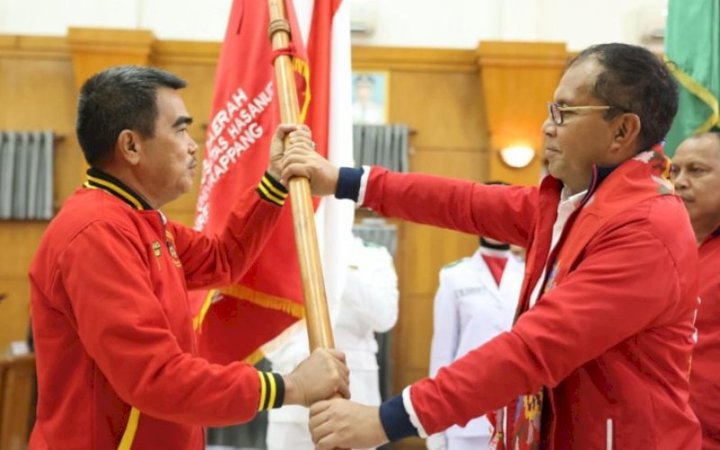 PELANTIKAN. Ketua IKA Unhas Wilayah Sulsel, Moh Ramdhan Pomanto, melantik Nasruddin Waris sebagai Ketua IKA Unhas Kabupaten Sidrap Periode 2022-2026 di Kantor DPRD Kabupaten Sidrap, Sabtu (18/3/2023). foto: istimewa