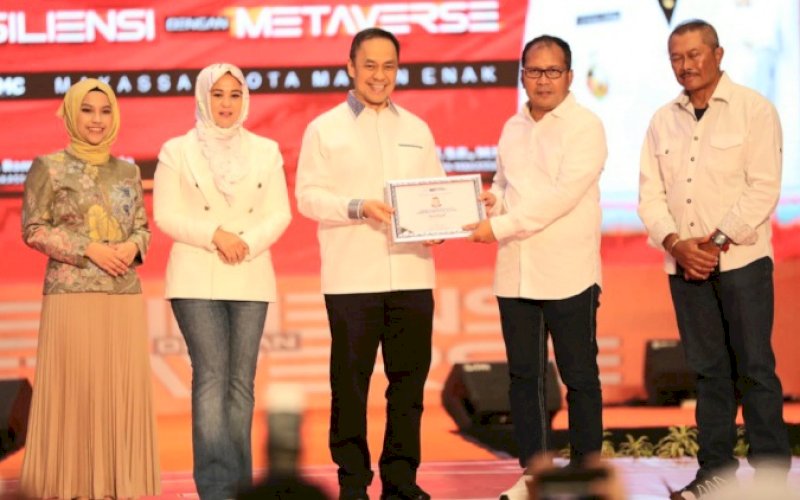 PENGHARGAAN. Founder ESQ Leadership Center Ary Ginanjar Agustian menyerahkan penghargaan kepada Wali Kota Makassar Moh Ramdhan Pomanto dan Wakil Wali Kota Makassar Fatmawati Rusdi pada Rakorsus Pemkot Makassar 2023 yang dihelat di Four Points By Sheraton Makassar, Selasa (14/3/2023). foto: istimewa