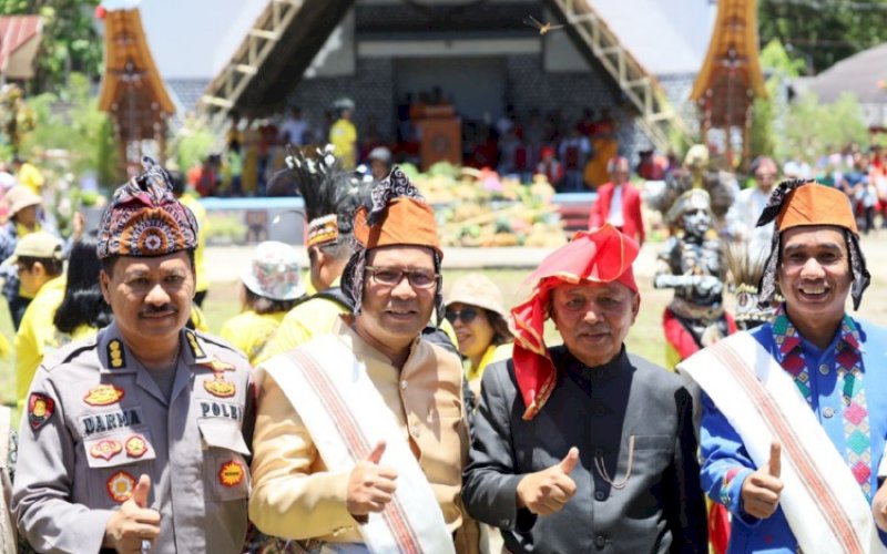 UNDANGAN. Wali Kota Makassar Moh Ramdhan Pomanto (kedua kiri) bersama Ketua DPRD Kota Makassar Rudianto Lallo (kanan) saat menghadiri undangan peringatan 110 Tahun Injil Masuk Toraja (IMT) di Tongkonan Sangulele, Toraja Utara, Rabu (15/3/2023). foto: istimewa